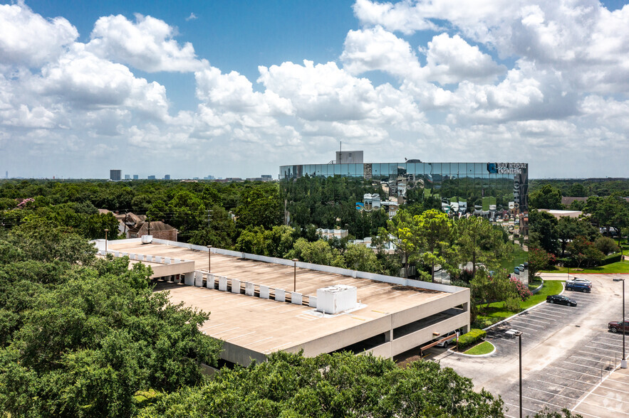 16010 Barkers Point Ln, Houston, TX for rent - Building Photo - Image 3 of 17