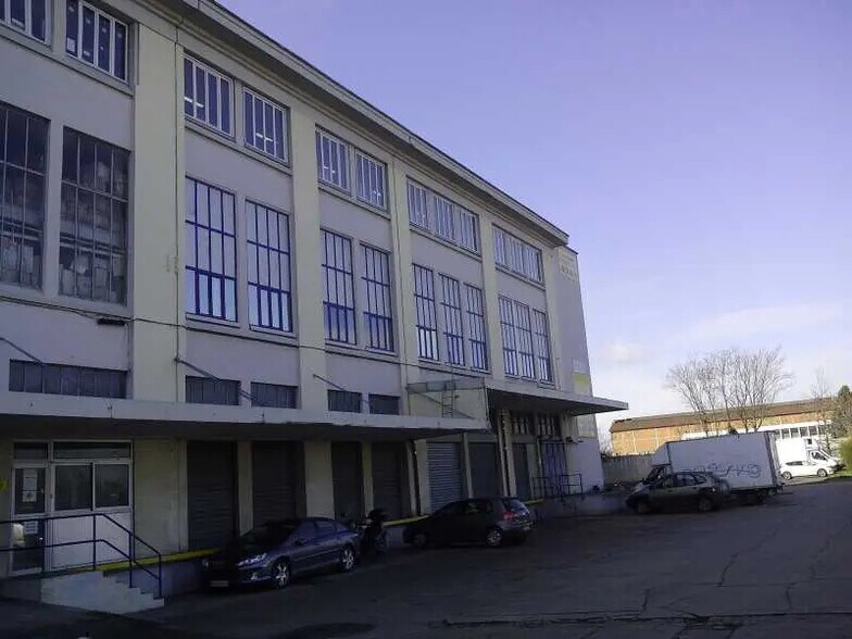 Light Industrial in Bobigny to rent - Building Photo - Image 1 of 5