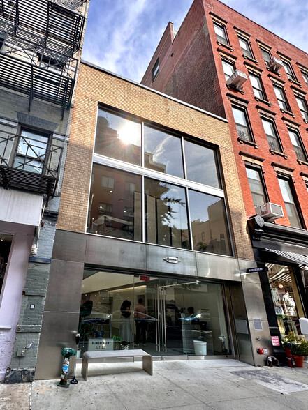 258 Elizabeth St, New York, NY for rent - Building Photo - Image 1 of 5