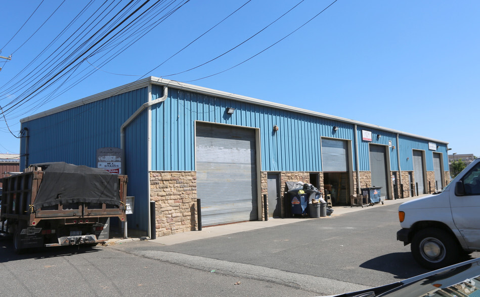 125 Industrial Loop, Staten Island, NY for rent - Primary Photo - Image 1 of 2