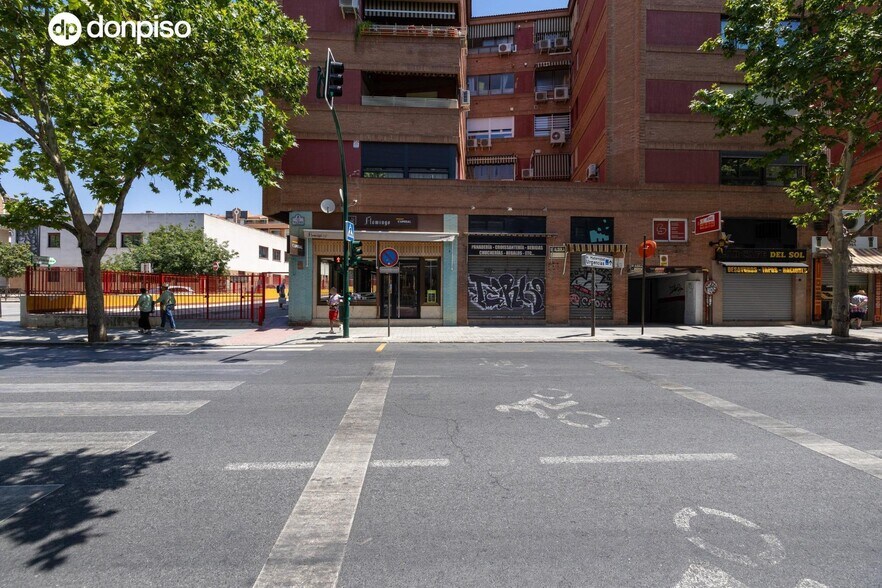 Retail in Granada for sale - Building Photo - Image 3 of 36