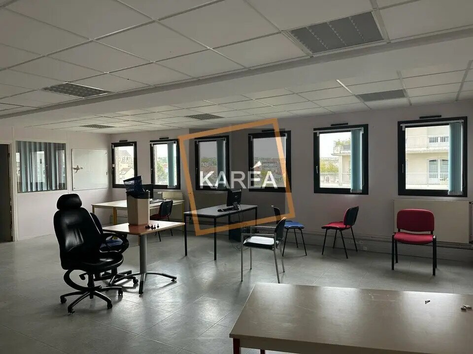 Office in Mareuil-lès-Meaux to rent Interior Photo- Image 1 of 6
