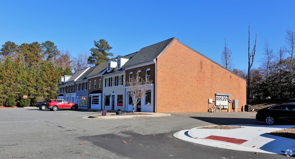 17039-17049 Merchants Dr, Woodford, VA for rent - Primary Photo - Image 1 of 6