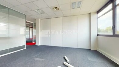 Office in Saint-Priest to rent Interior Photo- Image 2 of 13