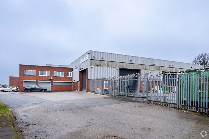 3-4 Midacre, Willenhall to rent - Primary Photo - Image 1 of 2