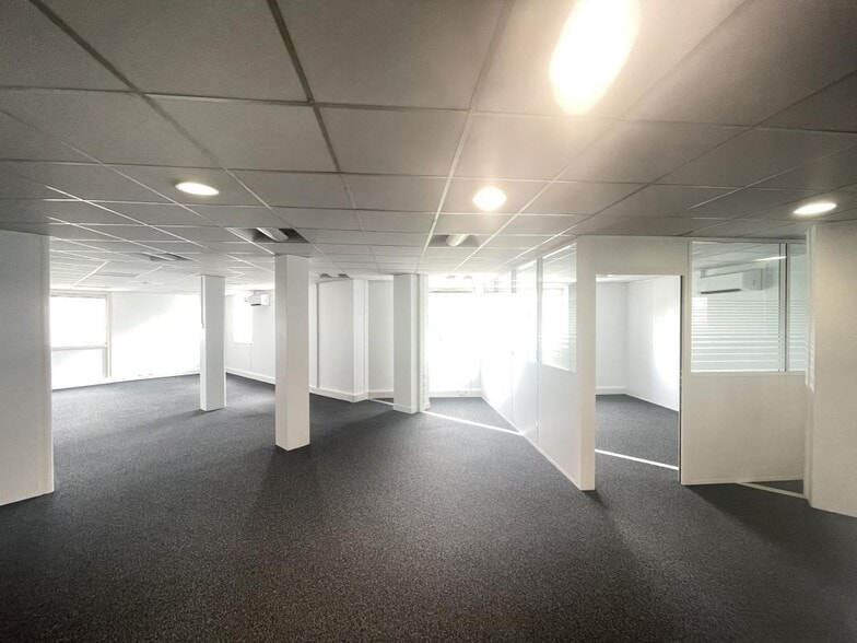 Office in Courbevoie to rent - Building Photo - Image 2 of 16