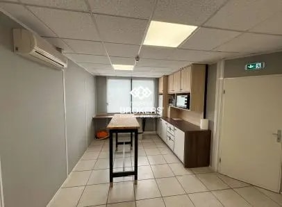 Office in Saint-Genis-Laval to rent Interior Photo- Image 1 of 2