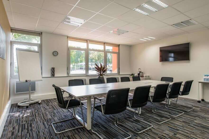 1 Rue Du Commandant Mouchotte, Paray-Vieille-Poste to rent - Interior Photo - Image 1 of 20