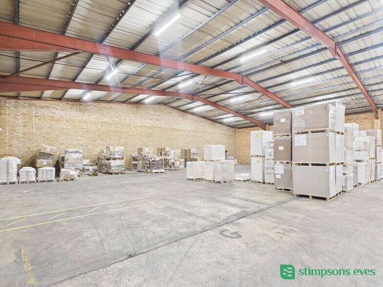 2-4 Ampthill Rd, Bedford to rent - Building Photo - Image 3 of 17