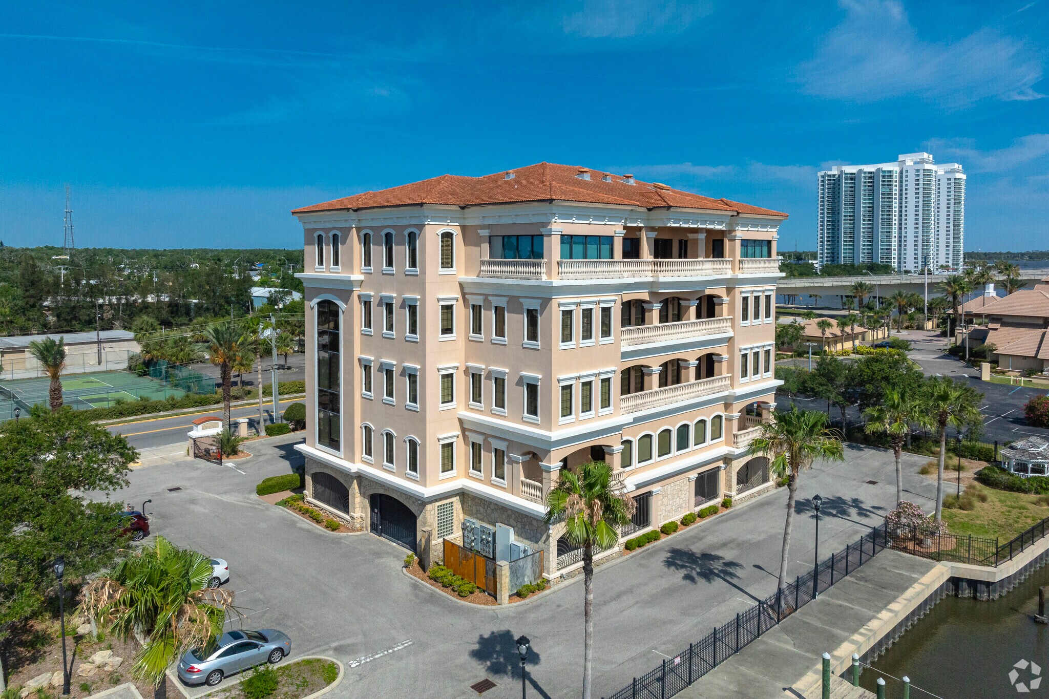 825 Ballough Rd, Daytona Beach, FL to rent Primary Photo- Image 1 of 7