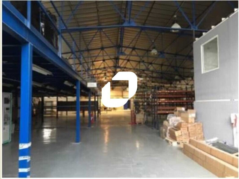 Light Industrial in Nanterre to rent - Building Photo - Image 3 of 5