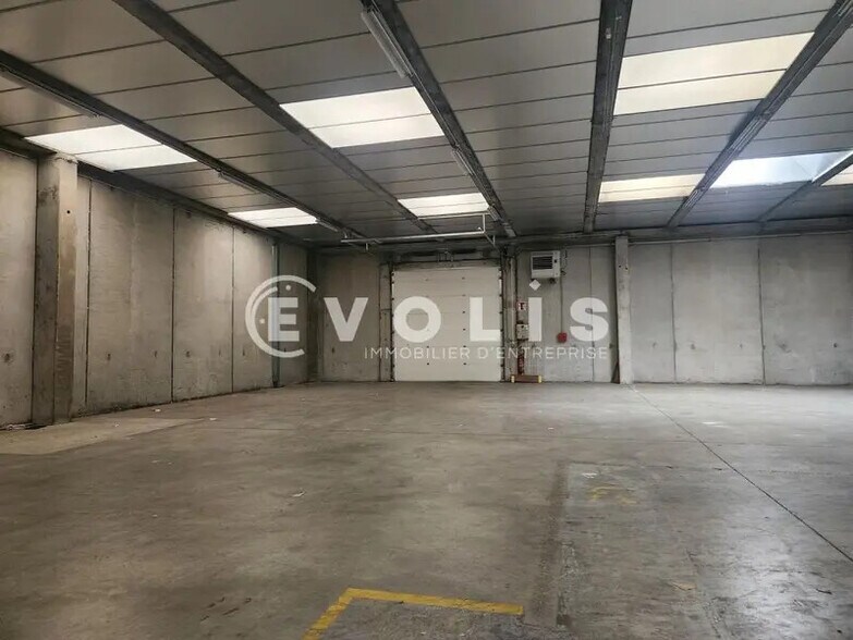 Industrial in Chaponnay to rent - Building Photo - Image 3 of 14