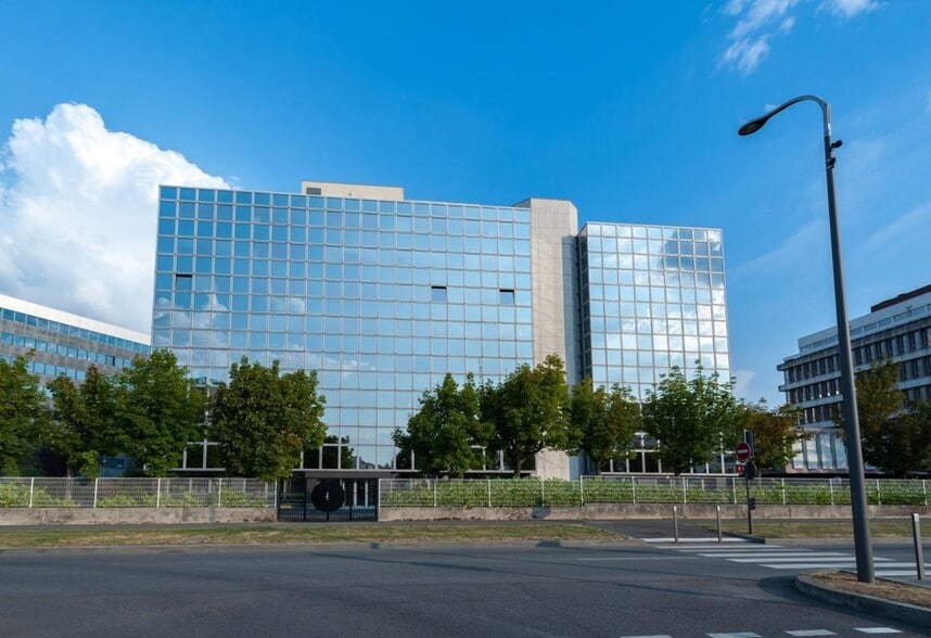 Office in Vélizy-Villacoublay to rent - Building Photo - Image 2 of 12