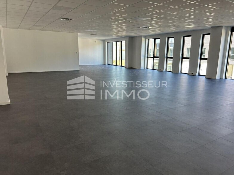 Light Industrial in Wissous to rent - Interior Photo - Image 2 of 4