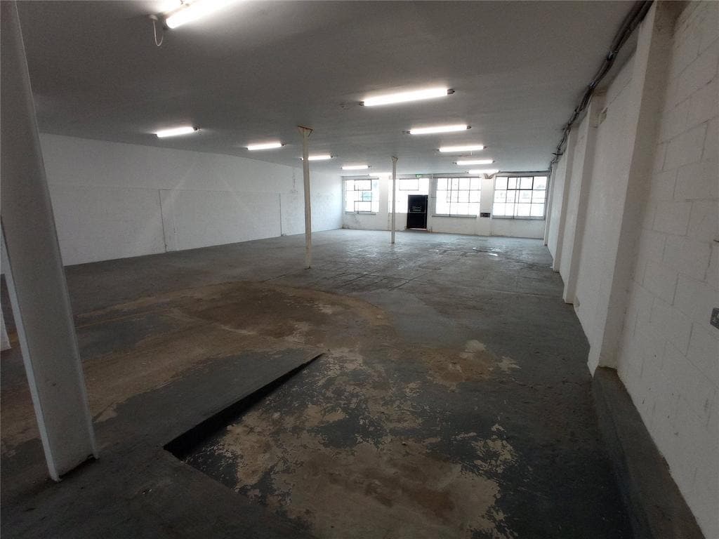 Princess Margaret Rd, Tilbury to rent Building Photo- Image 1 of 4