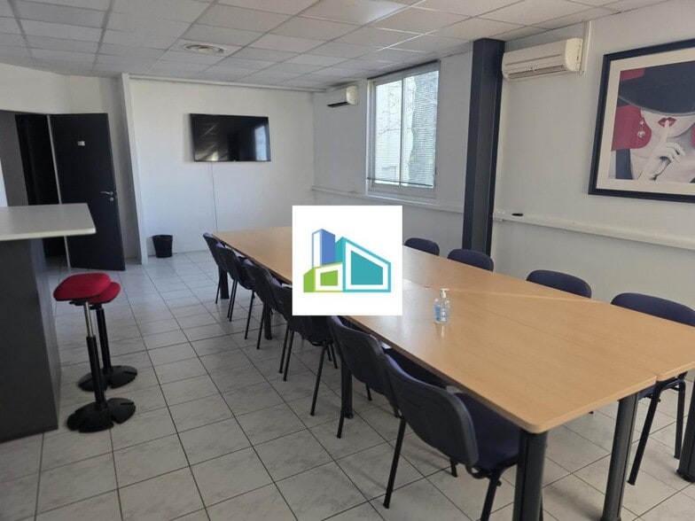 Light Industrial in Aubagne to rent - Interior Photo - Image 2 of 7