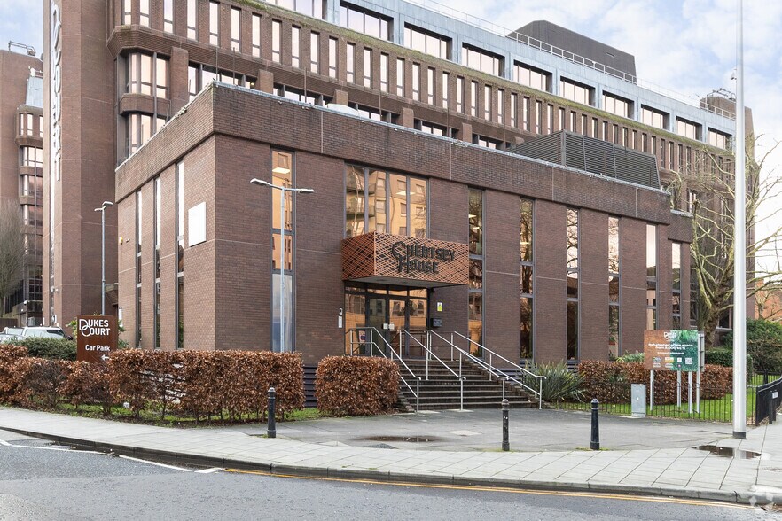 61 Chertsey Rd, Woking for sale - Primary Photo - Image 1 of 1