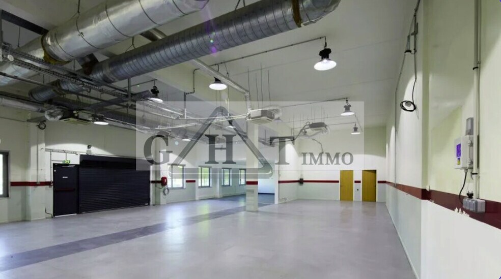 Industrial in Nanterre to rent - Interior Photo - Image 2 of 4