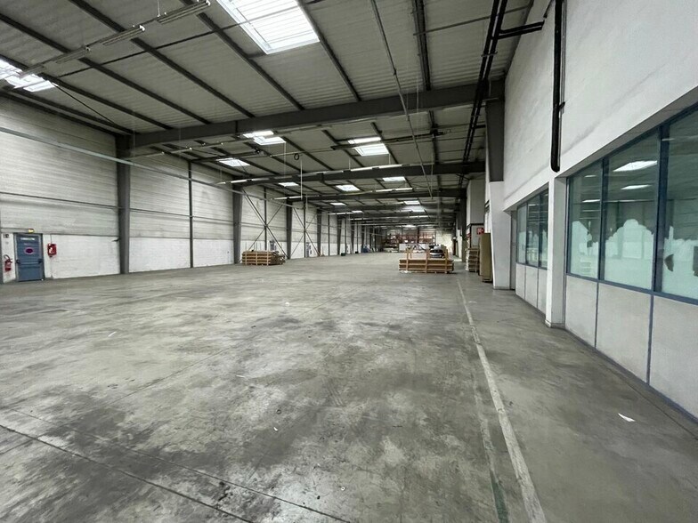 Light Industrial in La Courneuve to rent - Building Photo - Image 3 of 11