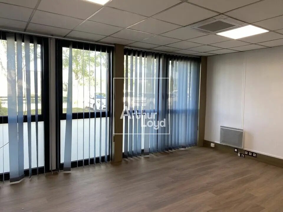 Office in Moissy-Cramayel to rent Interior Photo- Image 1 of 6