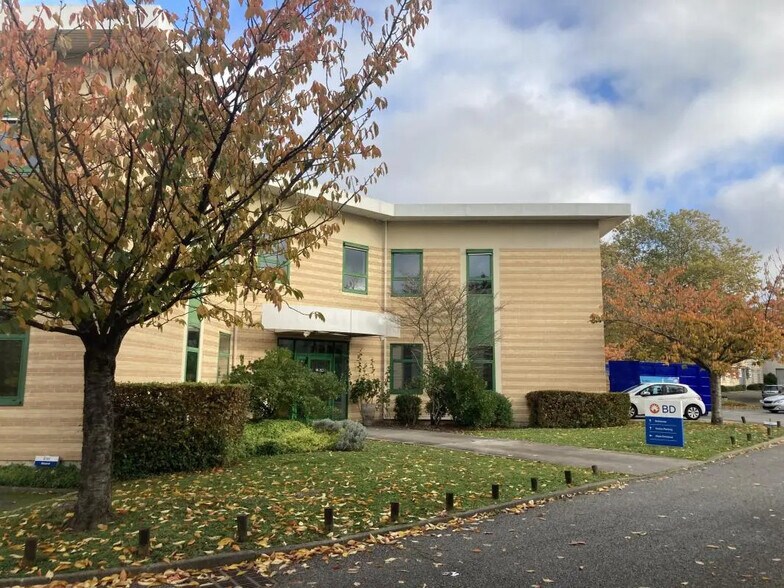 164-166 Avenue Joseph Kessel, Voisins-le-Bretonneux to rent - Building Photo - Image 2 of 14