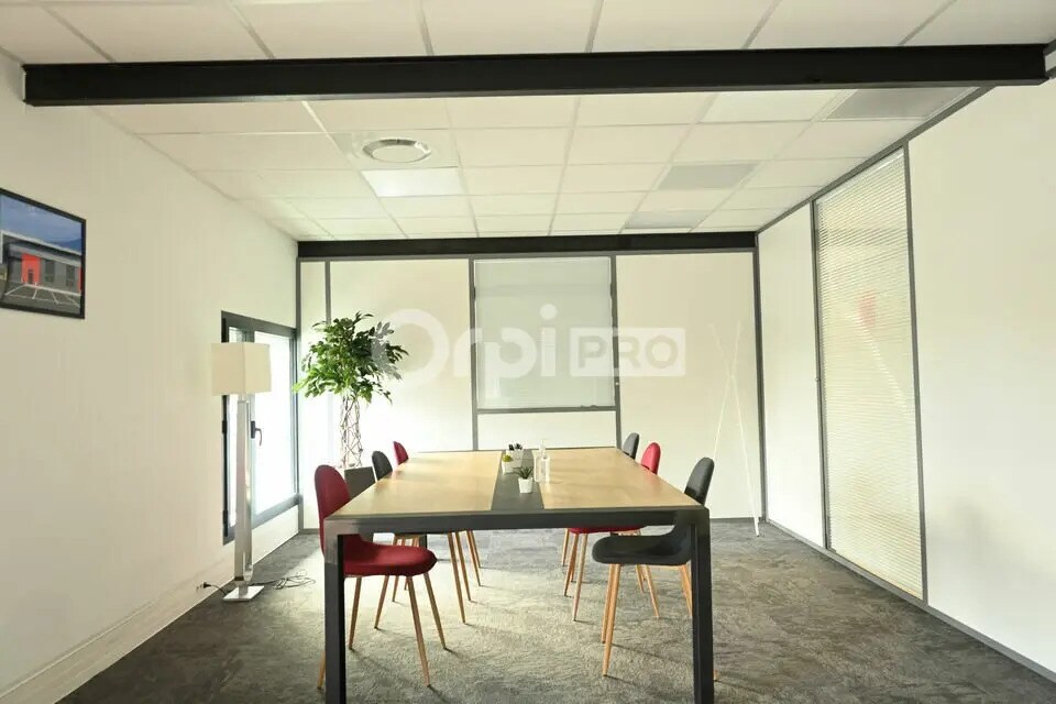 Office in Vénissieux for sale Building Photo- Image 1 of 9