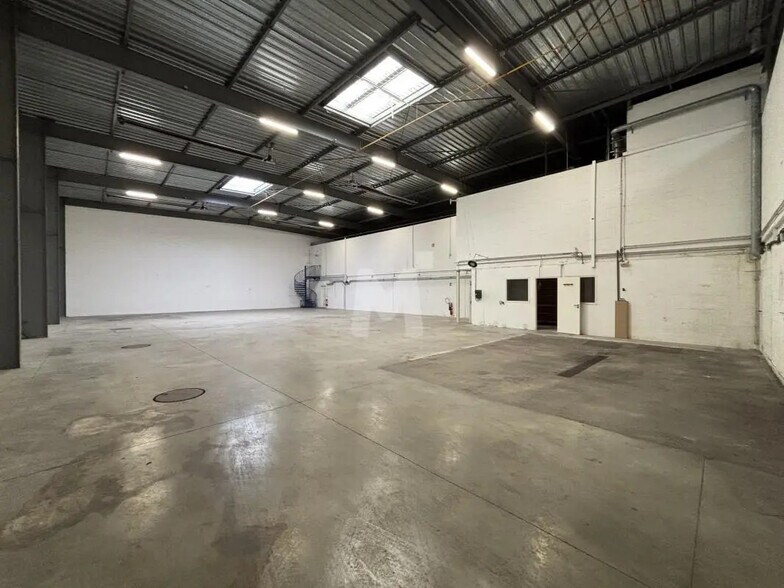 Light Industrial in Massy to rent - Interior Photo - Image 3 of 12