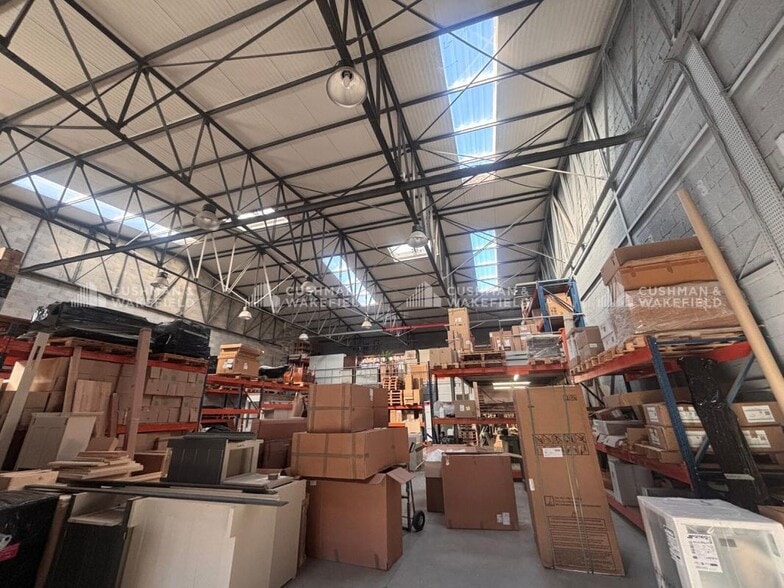 Light Industrial in Marseille to rent - Interior Photo - Image 1 of 13