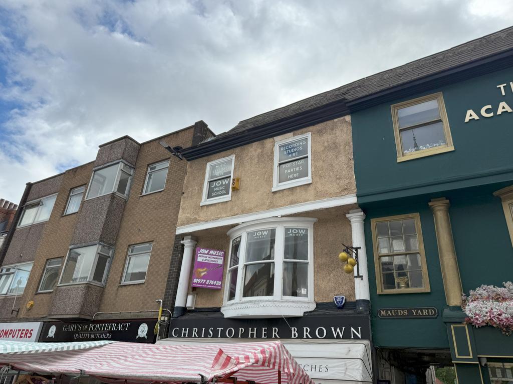 33A Market Pl, Pontefract to rent Building Photo- Image 1 of 8