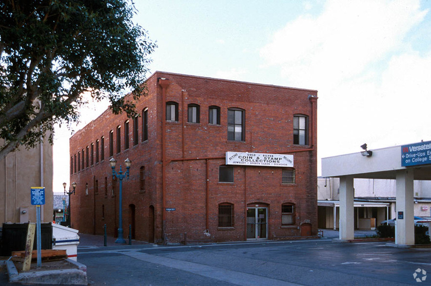 126-128 N Citrus Ave, Covina, CA for rent - Building Photo - Image 2 of 4