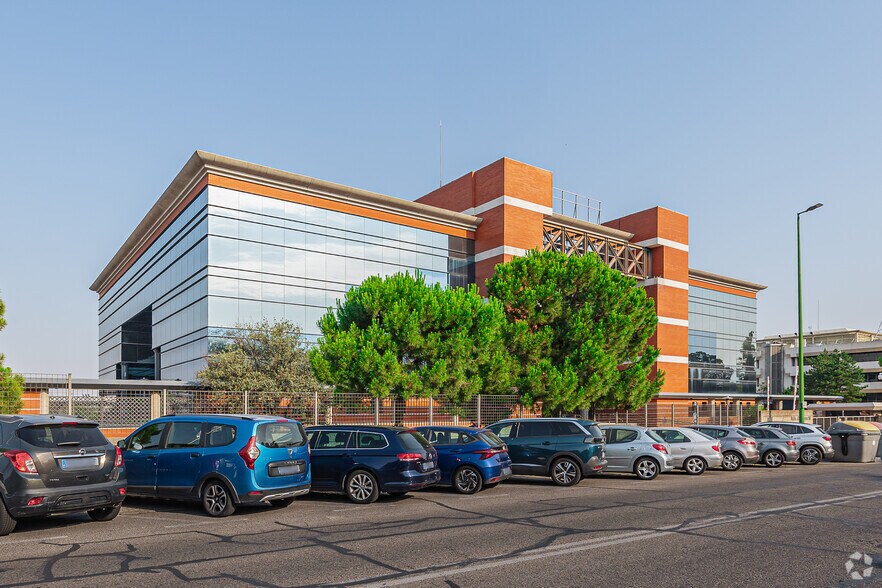Office in Alcobendas, Madrid to rent - Building Photo - Image 2 of 3