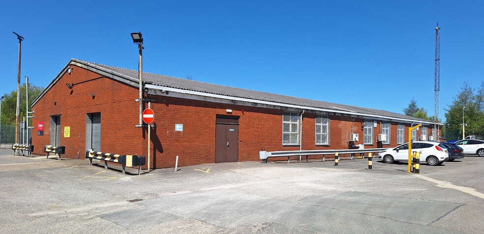 44 Banks Rd, Liverpool to rent - Primary Photo - Image 1 of 6