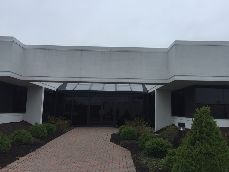 850 N Wyomissing Blvd, Wyomissing, PA for rent - Building Photo - Image 2 of 11