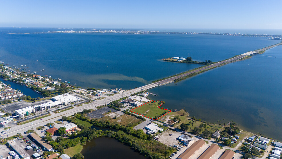 84 S Banana River Dr, Merritt Island, FL for sale - Building Photo - Image 3 of 9