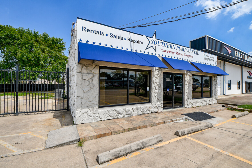 1009 Center St, Deer Park, TX for rent - Building Photo - Image 3 of 18