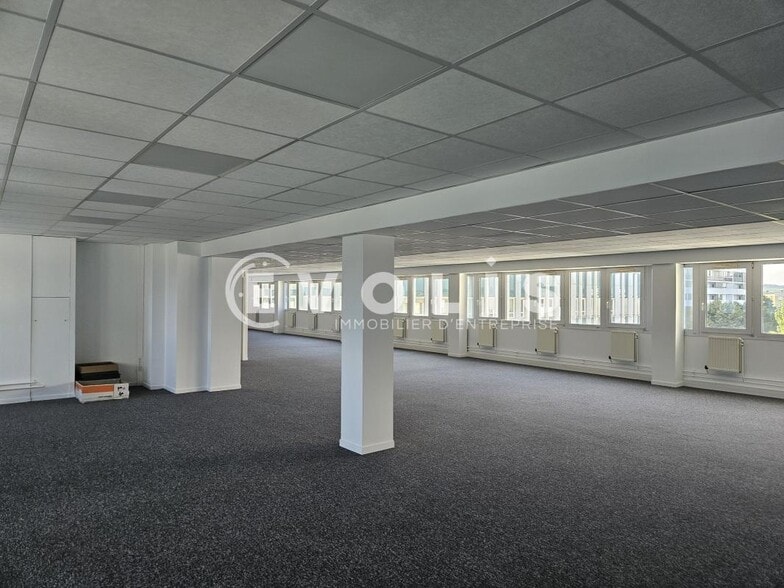 Office in Massy to rent - Interior Photo - Image 2 of 10