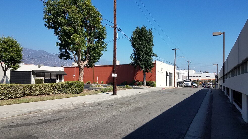 2830 E Foothill Blvd, Pasadena, CA for rent - Building Photo - Image 2 of 4