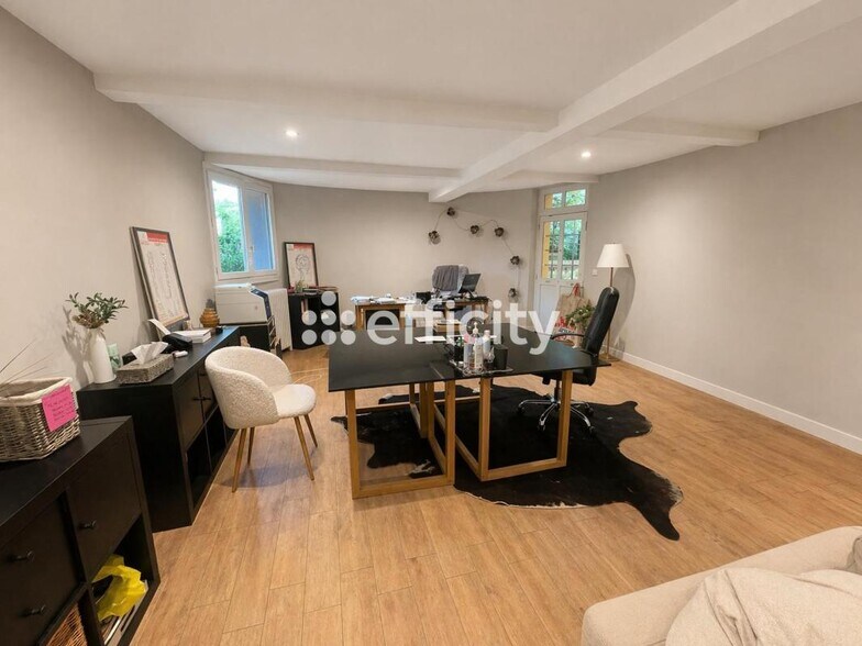 Office in Versailles to rent - Interior Photo - Image 2 of 9