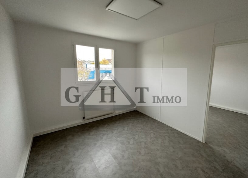 Industrial in Savigny-le-Temple to rent - Interior Photo - Image 3 of 3