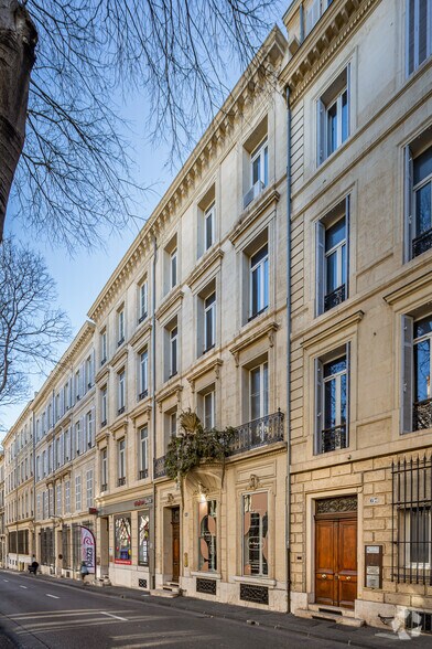 Office / Retail in Marseille to rent - Building Photo - Image 2 of 2