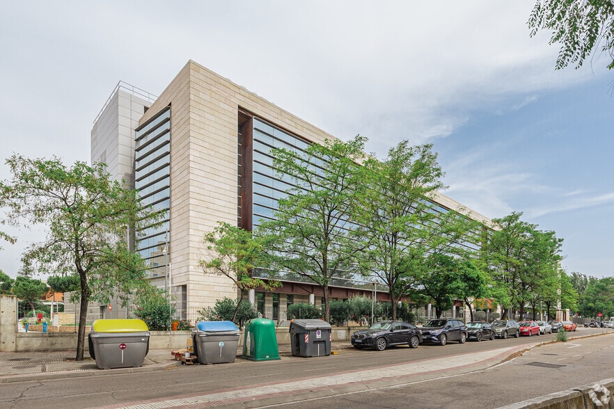 Calle de Cantabria, 2, Alcobendas, Madrid to rent - Building Photo - Image 3 of 23