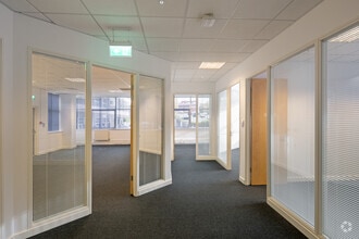 West Park Ring Rd, Leeds to rent Interior Photo- Image 2 of 10