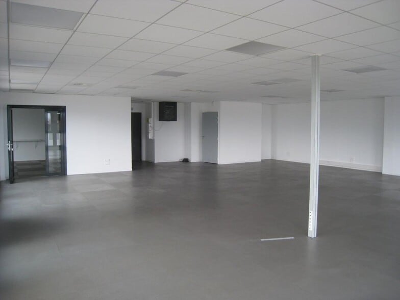 Office in Aubagne to rent - Building Photo - Image 2 of 6