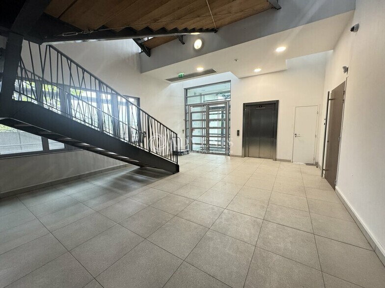 Light Industrial in Roissy-en-France to rent - Lobby - Image 2 of 11