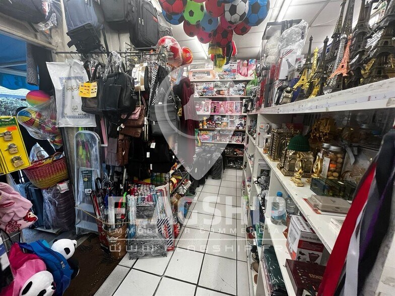 Retail in Paris for sale - Interior Photo - Image 2 of 8