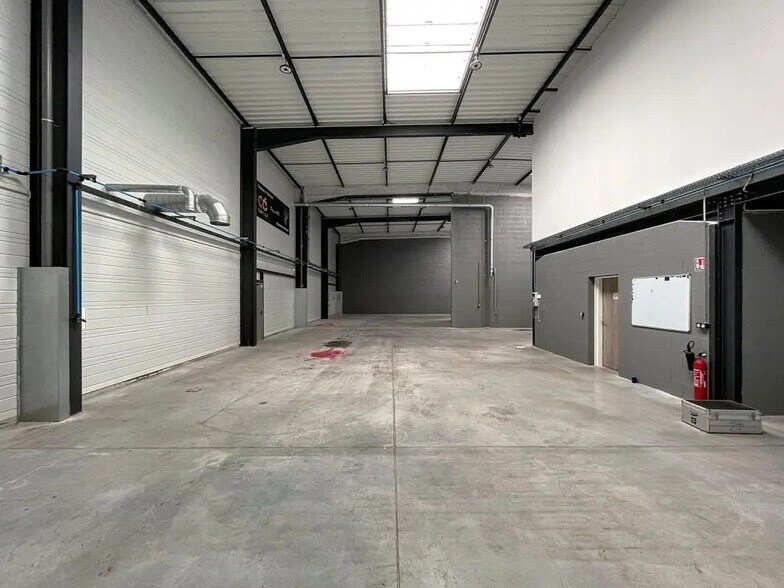 6 Rue D'Arsonval, Chassieu to rent - Interior Photo - Image 2 of 10