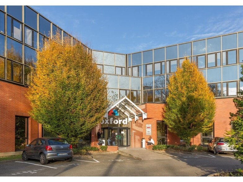 12 Rue Du Fort De Saint-Cyr, Montigny-le-Bretonneux to rent - Primary Photo - Image 1 of 5