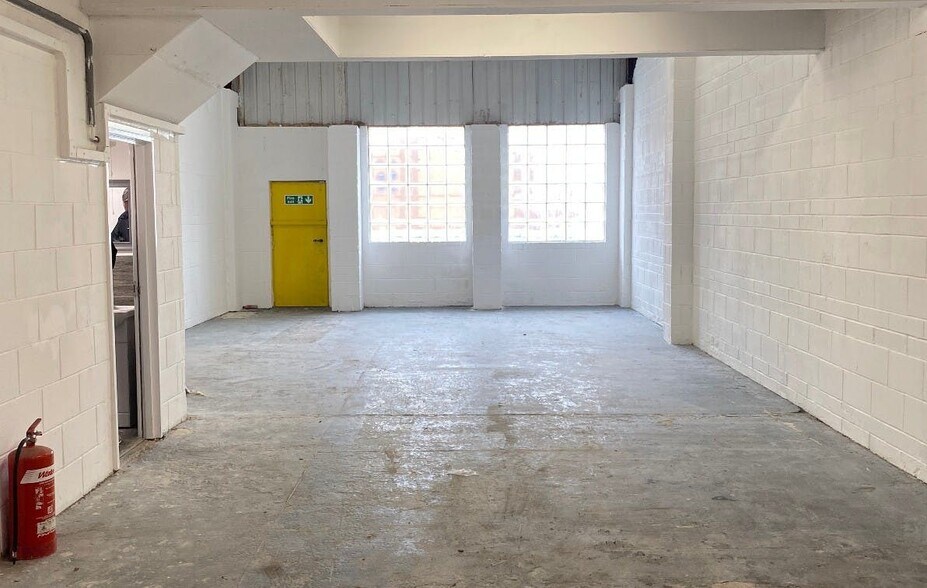 1 Kirkby Bank Rd, Liverpool to rent - Building Photo - Image 3 of 11