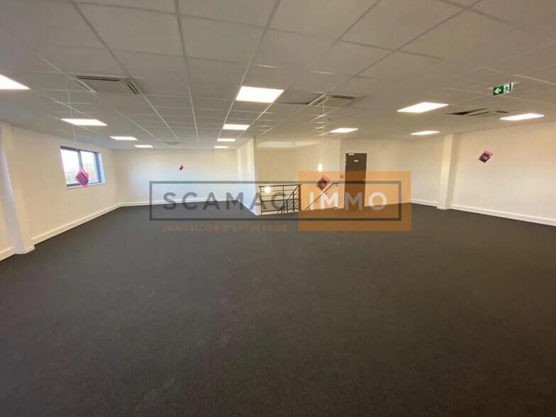 Light Industrial in Le Thillay to rent - Interior Photo - Image 2 of 12