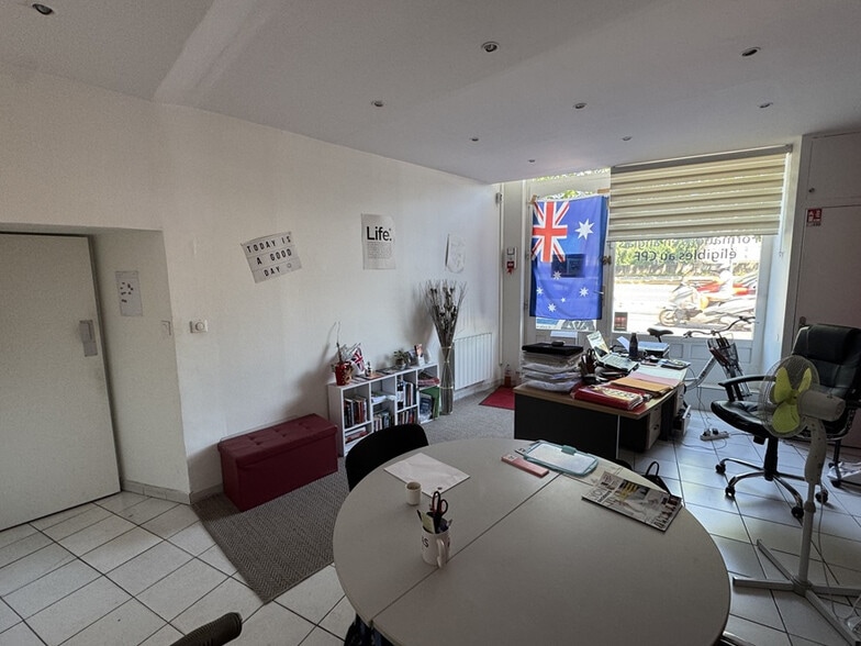 Retail in Lyon for sale - Interior Photo - Image 2 of 9